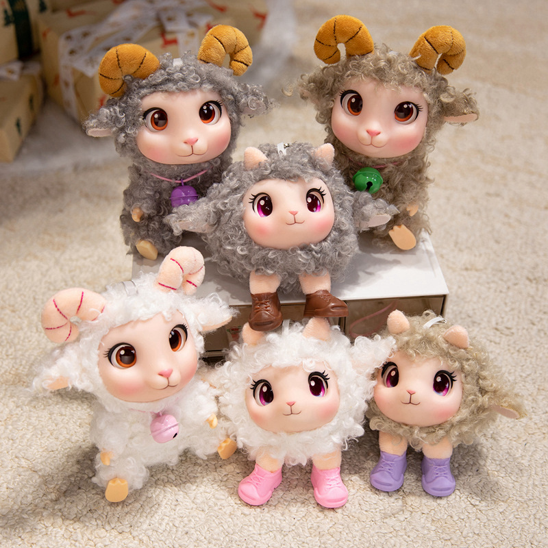 Soft Plush Doll - ตุ๊กตาแกะน่ารัก ของเล่นตุ๊กตาไวนิลนุ่ม ตุ๊กตาแพะห้อยคอ ตุ๊กตาของขวัญวันเกิดสำหรับเด็ก ของตกแต่งสุ่มสี